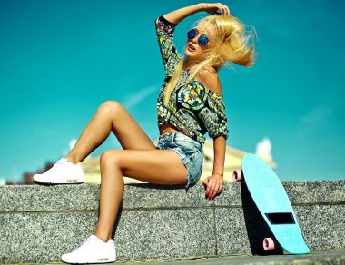 Yaz parlak rahat hipster elbiseleri kaykay ile sihir şık seksi güzel genç şirin sarışın model kız