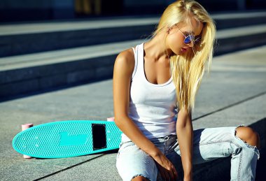 Yaz parlak rahat hipster elbiseleri kaykay ile sihir şık seksi güzel genç şirin sarışın model kız