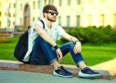Komik gülümseyen hipster yakışıklı adam sokakta şık yaz giysileri