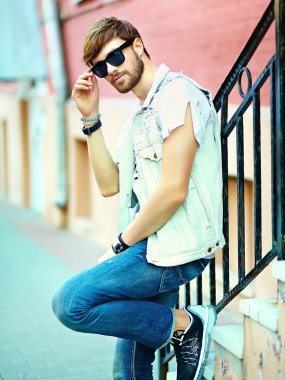 Komik gülümseyen hipster yakışıklı adam sokakta şık yaz giysileri