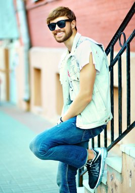 Komik gülümseyen hipster yakışıklı adam sokakta şık yaz giysileri