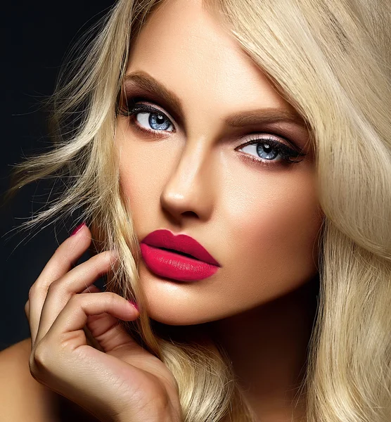 Sinnliches Glamour-Porträt der schönen blonden Model-Lady mit hellem Make-up und rosa Lippen, mit gesunden lockigen Haaren auf schwarzem Hintergrund — Stockfoto