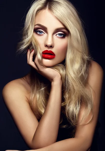 Sensuele glamour portret van mooie blonde vrouw model dame met lichte make-up en rode lippen, met gezonde krullend haar op zwarte achtergrond — Stockfoto