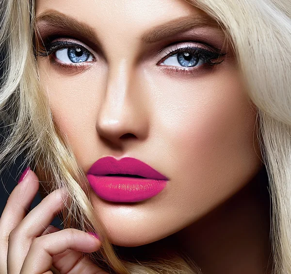 Gyönyörű szőke nő modell hölgy ragyogó smink és rózsaszín száját egészséges göndör haj, fekete háttér érzéki glamour portréja — Stock Fotó