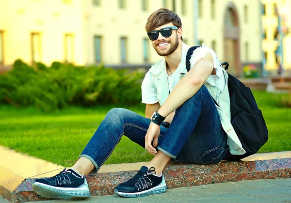 Αστείος χαμογελαστός τύπος όμορφος άντρας hipster στο κομψό καλοκαίρι ρούχα στο δρόμο — Φωτογραφία Αρχείου