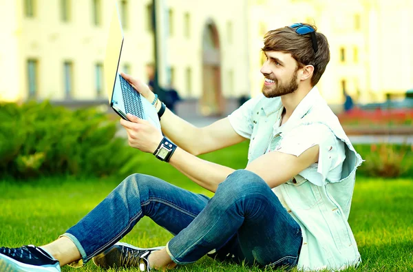 Funny smiling hipster handsome man guy in stylish summer clothes in the street — Stock Photo, Image