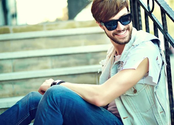 Divertido sonriente hipster hombre guapo en ropa de verano con estilo en la calle — Foto de Stock