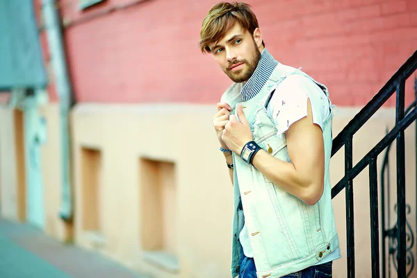 Lucu tersenyum hipster tampan pria dalam gaya pakaian musim panas di jalan — Stok Foto