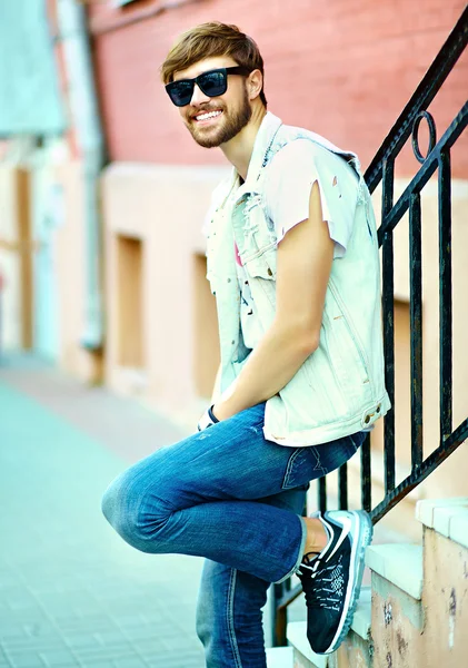 Komik gülümseyen hipster yakışıklı adam sokakta şık yaz giysileri