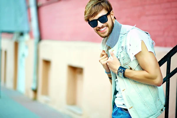 Usmívající se bederní pohledný muž vtipnej ve stylové letní oblečení na ulici — Stock fotografie