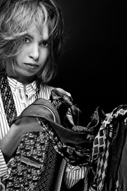 Bağları olan bir genç kız