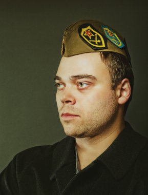 Genç adam Rus şapkalı