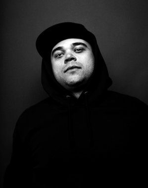 Kaykaylı genç adam.