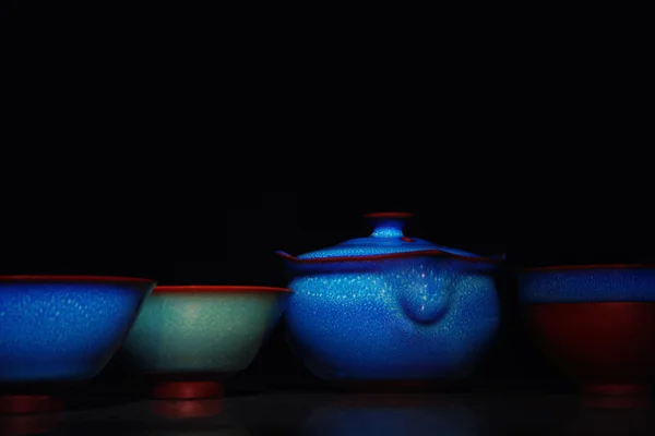 Керамический чайник и стекло — стоковое фото