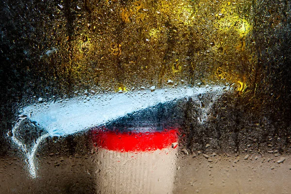 Bild Der Tasse Maske Fenster Wassertropfen — Stockfoto