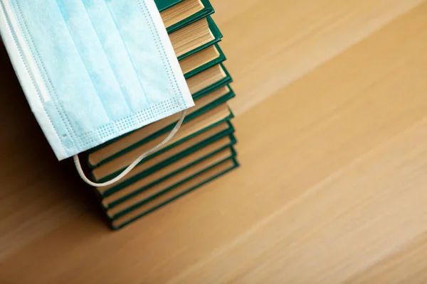 Afbeelding Van Boek Masker Houten Bureau — Stockfoto