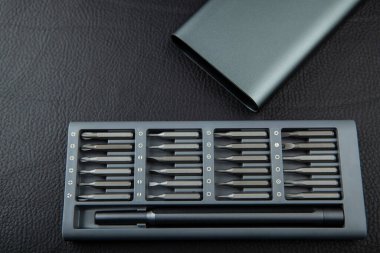 Vida sürücüsü görüntüsü koyu deri arkaplan 