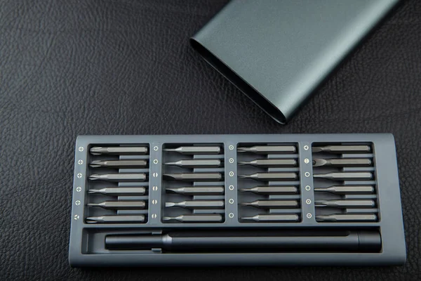 Vida sürücüsü görüntüsü koyu deri arkaplan 