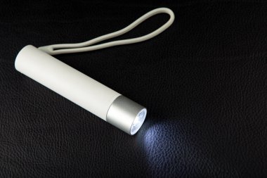 Fener görüntüsü koyu deri arkaplan 