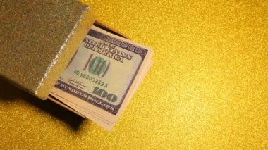 Yeni yıl oyuncak kutusunun, altın para arkaplanının görüntüleri 