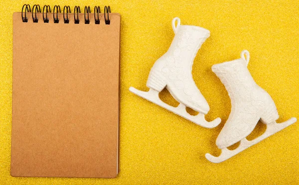 Image Skates Notepad Gold Background — Stock Photo, Image