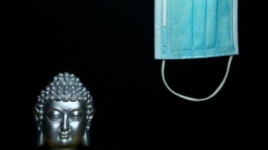 Buda maskesinin karanlık arkaplan görüntüleri 