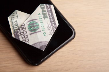 Telefon parası görüntüsü ahşap arkaplan