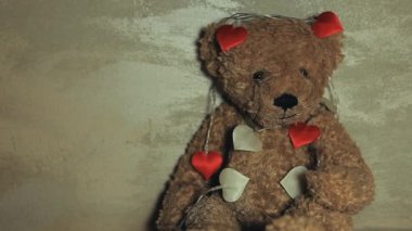 Oyuncak ayı çelenk keskin duvar arkaplanının görüntüleri