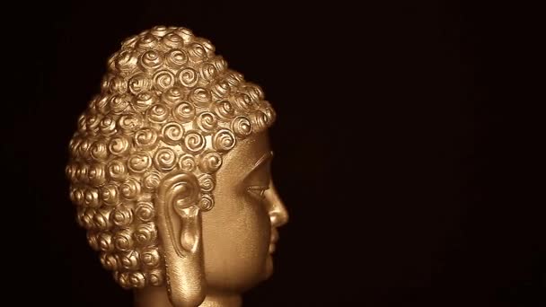 Aufnahmen Des Buddhakopfes Mit Dunklem Hintergrund — Stockvideo
