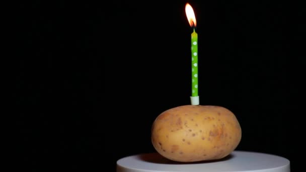 Footage Potato Candle Dark Background — Stock Video