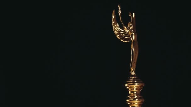 Πλάνα Από Χρυσό Άγαλμα Σκούρο Φόντο — Αρχείο Βίντεο
