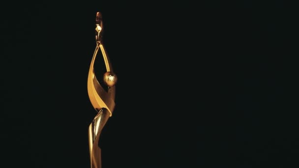 Πλάνα Από Χρυσό Άγαλμα Σκούρο Φόντο — Αρχείο Βίντεο