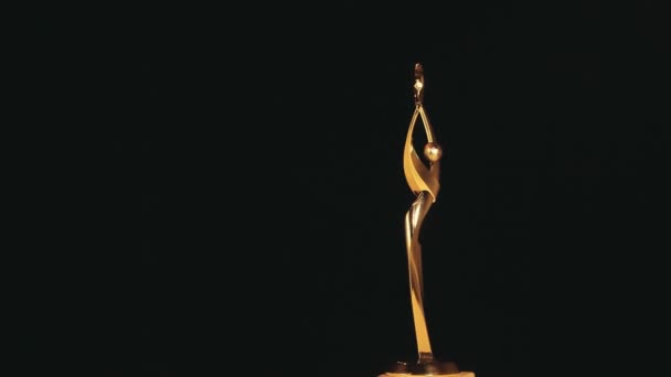 Footage Gold Statue Dark Background — Stock Video