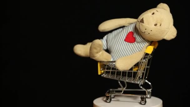 Materiał Filmowy Zabawki Niedźwiedź Wózek Ciemne Tło — Wideo stockowe