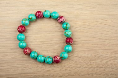 Taş bilezik ahşap masa resmi