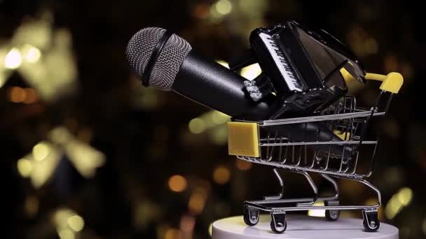 Metraje Trolley Piano Micrófono Fondo Oscuro — Vídeo de stock
