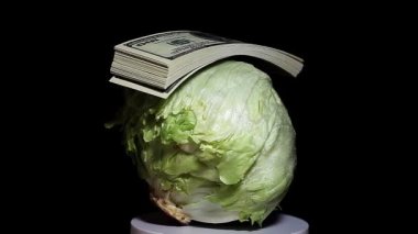 Salata parası, karanlık arka plan görüntüleri. 