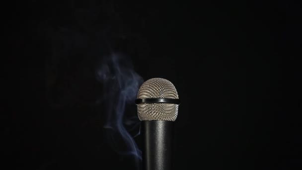 Filmato Microfono Fumo Sfondo Scuro — Video Stock
