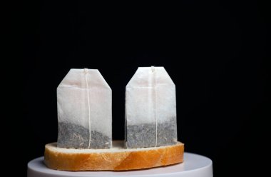 Ekmek çayın koyu arkaplan görüntüsü