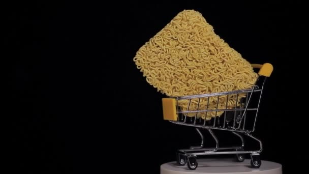 Metraje Carretilla Fideos Fondo Oscuro — Vídeo de stock