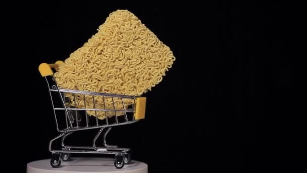 Metraje Carretilla Fideos Fondo Oscuro — Vídeo de stock