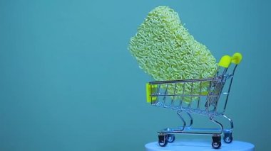 Kurutulmuş erişte vagonunun görüntüleri.