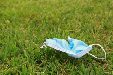 Maske çimen arkaplanının resmi