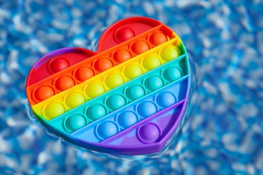 Plastik kalp yüzme havuzu görüntüsü 