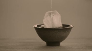 Çay fincanı ahşap masa görüntüleri.