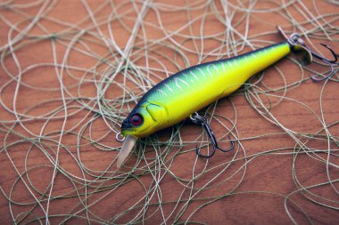 Balık yemi görüntüsü halat ahşap masa arkaplanı 