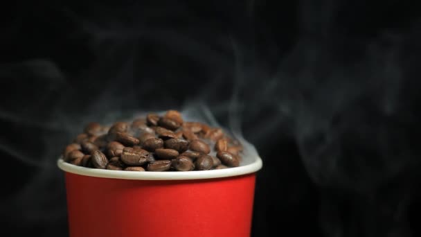 Beeldmateriaal Van Koffiebeker Donkere Achtergrond — Stockvideo