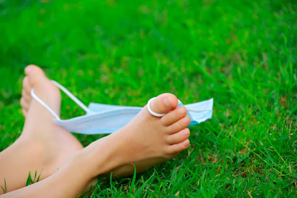 Immagine Bambini Piede Maschera Erba Sfondo — Foto Stock