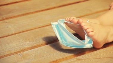Çocukların tahta masa arkasını maskeleme görüntüleri 