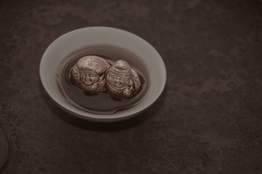 Siyah çay fincanı görüntüsü